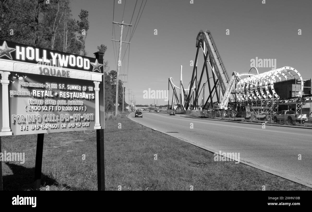 Bau einer neuen riesigen Achterbahnfahrt am Hollywood Square, Myrtle Beach, SC. USA. Stockfoto