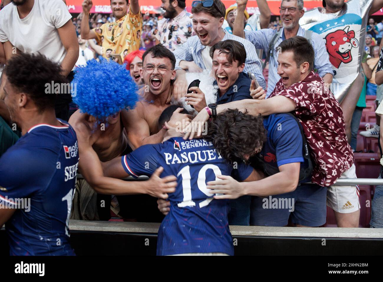 Französische Fans feiern mit Mitgliedern ihrer Sevens Rugby-Nationalmannschaft, nachdem sie Meister der HSBC Sevens Series wurden. Madrid, Spanien. Stockfoto