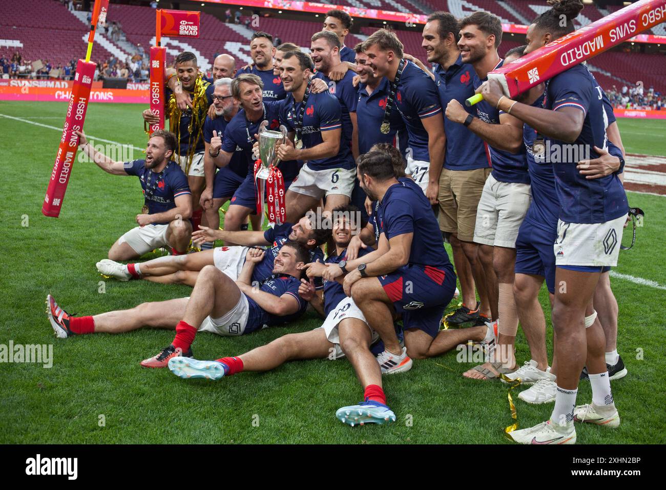 Die französische Sevens Rugby-Nationalmannschaft feiert, nachdem sie Meister der HSBC Sevens Series geworden ist. Madrid, Spanien. Stockfoto