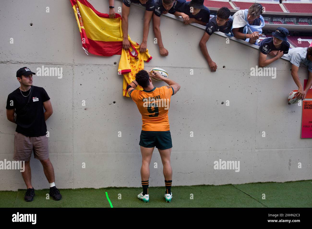 Ein Spieler der australischen Rugby Sevens Nationalmannschaft signiert Rugby Trikots an Kinder nach einem Spiel während der Madrid Sevens. Stockfoto