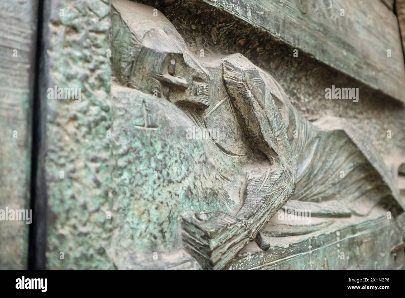 Detail der Bronzetüren von Josep Maria Subirachs an der Passionsfassade der Basilika Sagrada Familia, Barcelona, Katalonien, Spanien Stockfoto