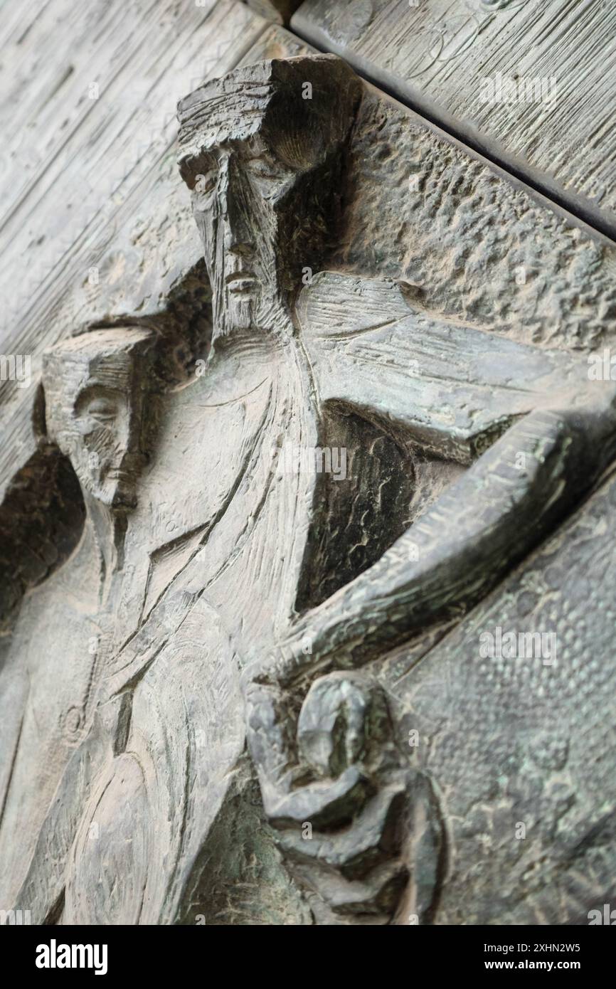 Detail der Bronzetüren von Josep Maria Subirachs an der Passionsfassade der Basilika Sagrada Familia, Barcelona, Katalonien, Spanien Stockfoto