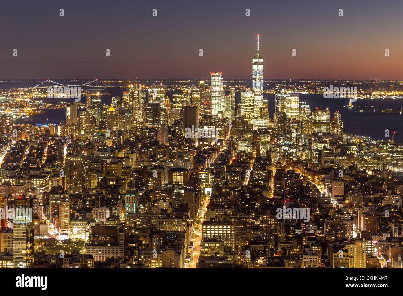 Lower Manhattan und Verrazzano Bridge bei Nacht. Mittlere Aufnahme Stockfoto