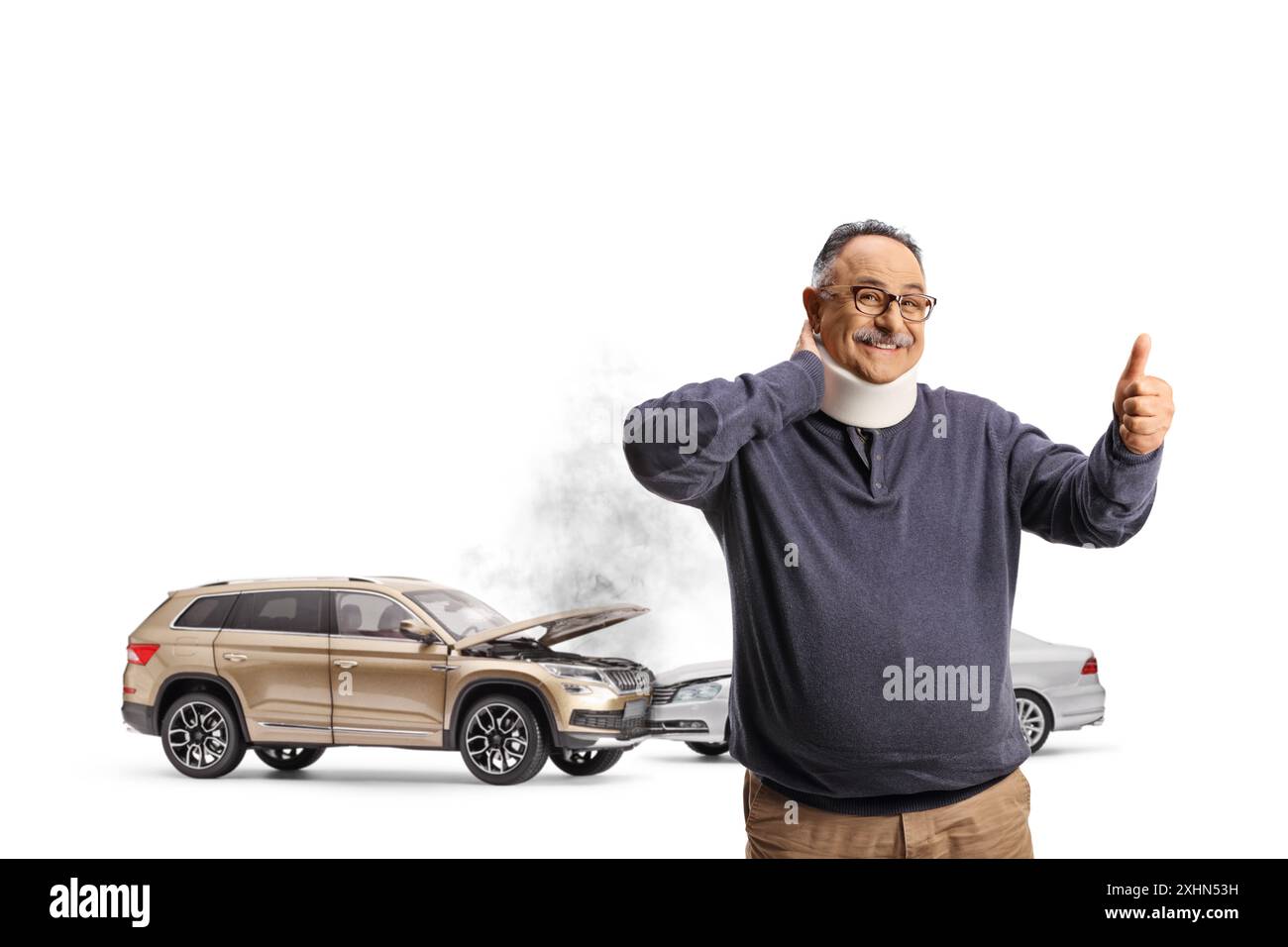 Reifer Mann mit einem verletzten Hals nach einem Autounfall, der Daumen nach oben auf weißem Hintergrund gestent hat Stockfoto