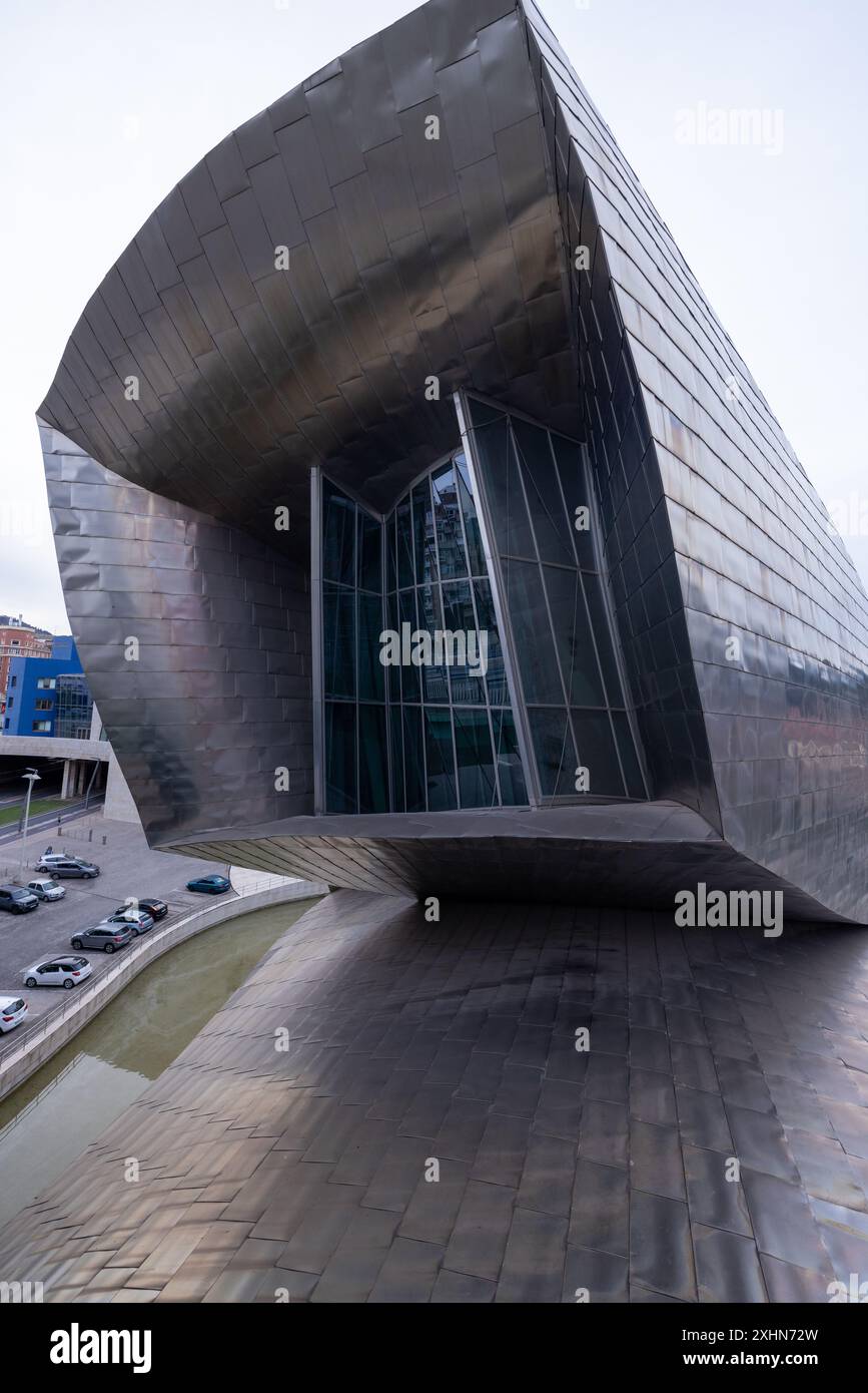 Bilbao, Spanien, 12. Juli 2024 - das Guggenheim Museum in Bilbao besticht durch seine Titanverkleidung unter der Sonne. Stockfoto