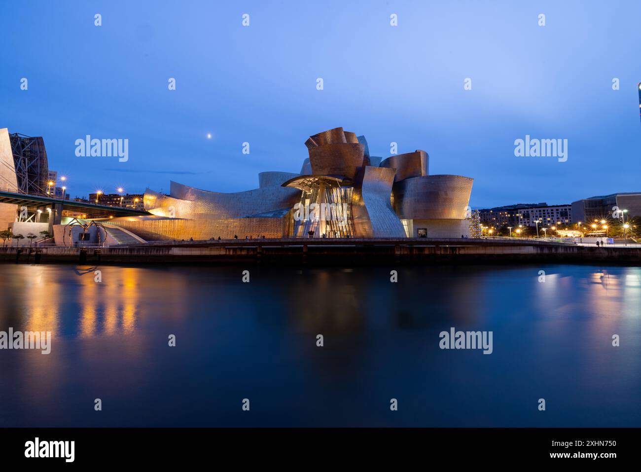 Bilbao, Spanien, 12. Juli 2024 - in der Nacht strahlt das Guggenheim Museum in Bilbao mit seinen beleuchteten Titanflächen ein fesselndes Leuchten aus Stockfoto