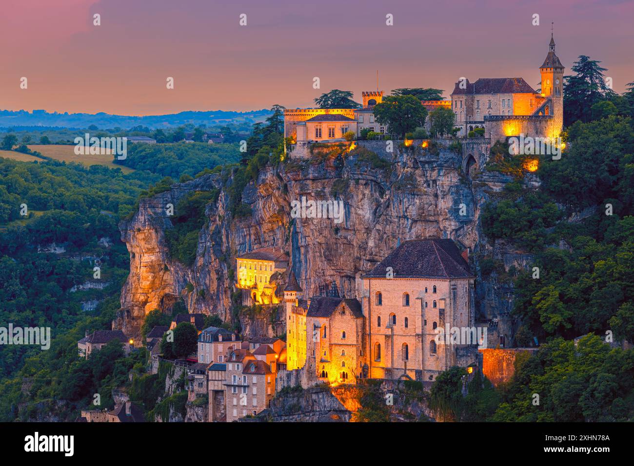 Ein Sommerabend Sonnenuntergang in Rocamadour, einer Stadt und Wallfahrtsort in Frankreich, die an der Kalksteinklippe in der Schlucht von Alzou befestigt ist. Rocamadour ist Stockfoto