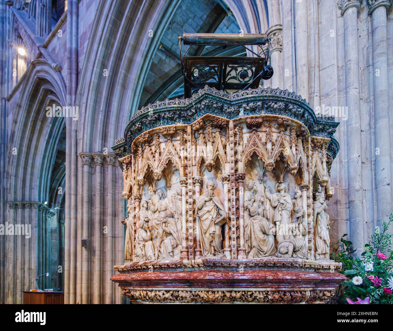 Kunstvoll geschnitzte Alabaster-Kanzel im viktorianischen Kirchenschiff, entworfen von George Gilbert Scott in Worcester Cathedral, Worcester, County Town of Worcestershire Stockfoto