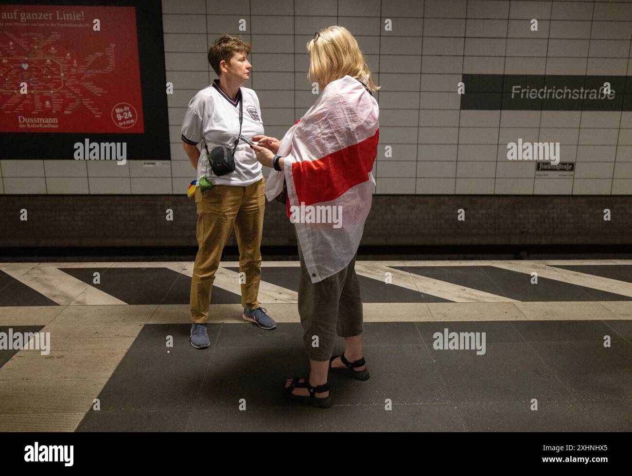 England-Fans kehren nach Hause in ihre Hotels, da sie die Schmerzen nach dem letzten Pfiff spüren, in dem England im Finale der Euro24 gegen Spanien verlor. Stockfoto