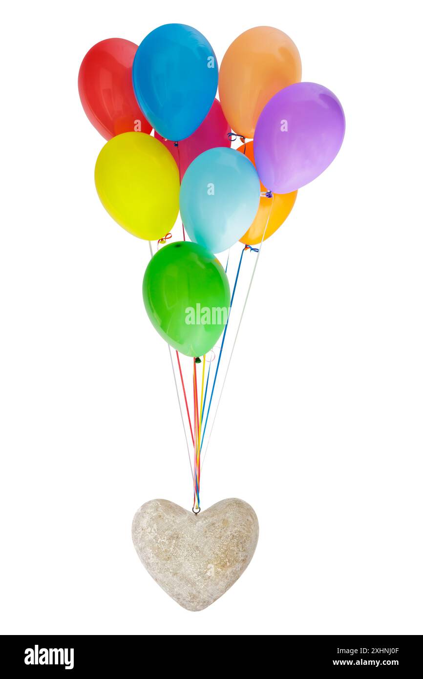 Steinherz hängt an einer Reihe von bunten Ballons isoliert auf einem weißen Hintergrund Stockfoto
