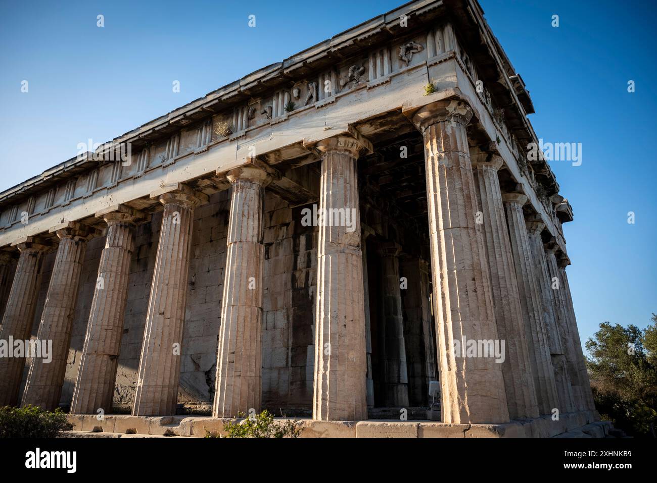 Der Hephaisteion-Tempel ist ein gut erhaltener griechischer dorischer Tempel in Agora in Athen Stockfoto