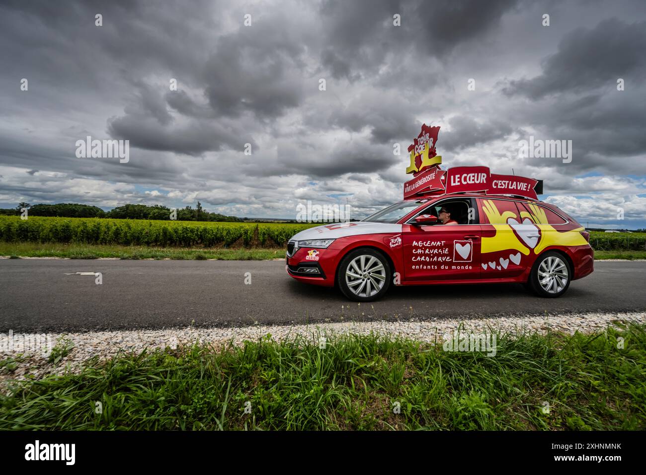 2024 Tour-de-France-Rennkonvoi auf dem Weg zum Ziel der 6. Etappe in Dijon. Stockfoto