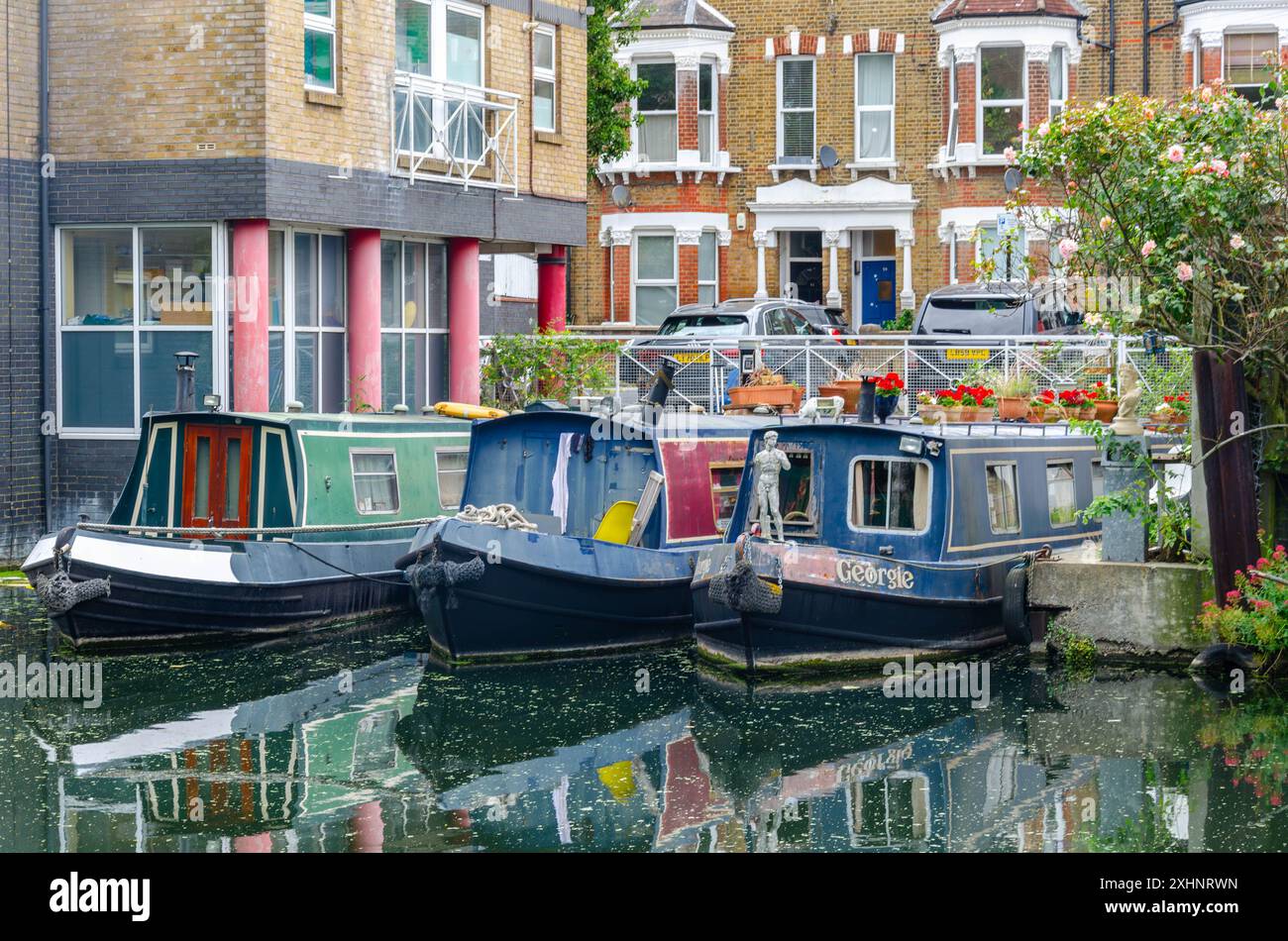 Farbenfrohe Schmalboote liegen am Grand Union Canal, Paddington Arm in London, Großbritannien Stockfoto