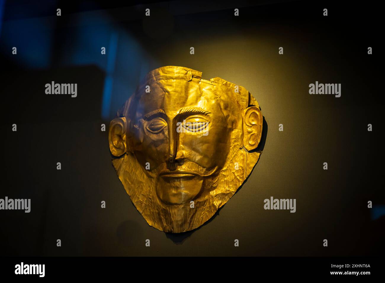 Maske von Agamemnon, eine goldene Grabmaske, die 1876 von dem deutschen Archäologen Heinrich Schliemann an der bronzezeitlichen Stätte von Mykene entdeckt wurde Stockfoto