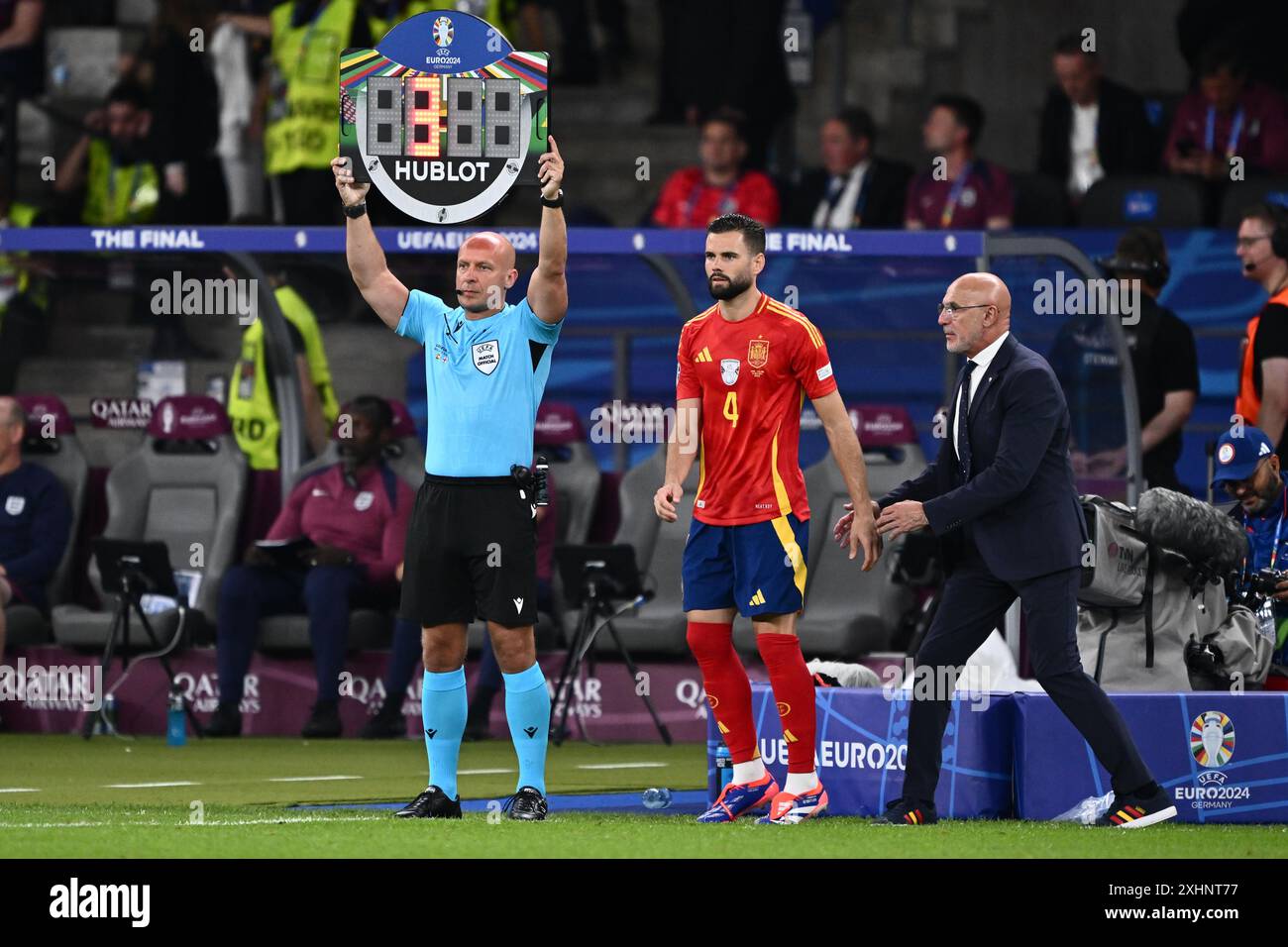 BERLIN – 14. JULI: Luis de la Fuente, Trainer Spaniens mit Nacho und Szymon Marciniak, Schiedsrichter beim Endspiel der UEFA EURO 2024 Stockfoto