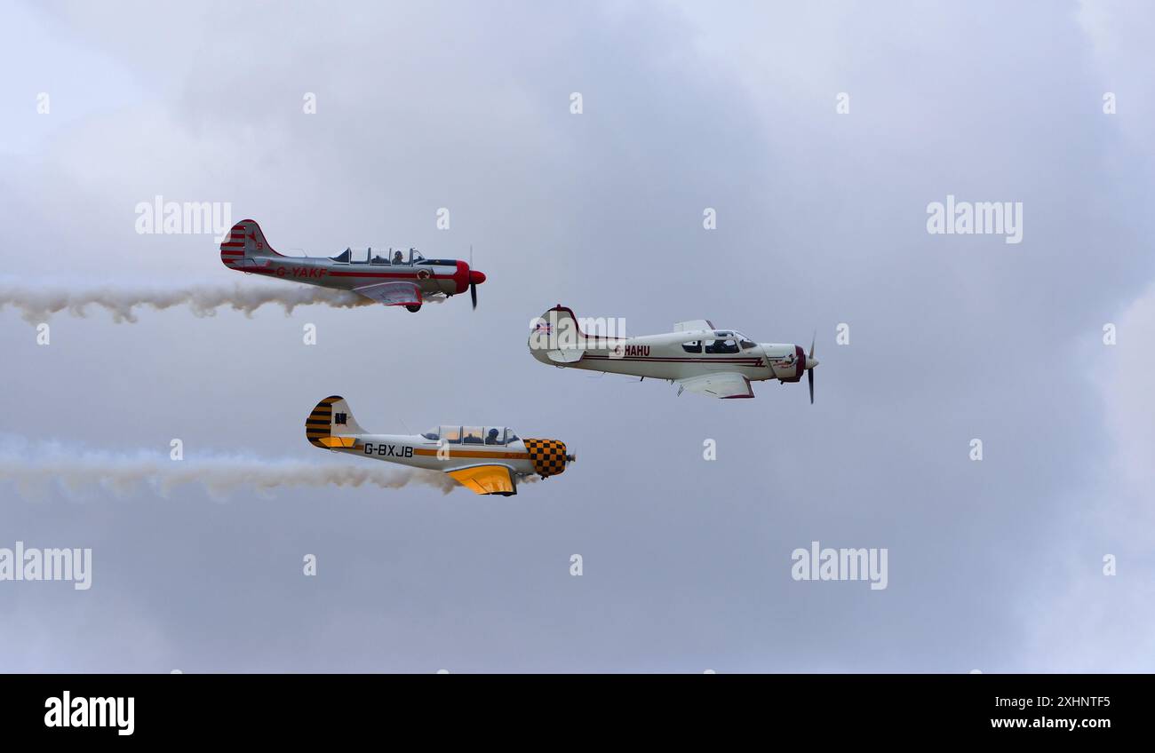 Vintage Yakovlev Yak 18T, Yak 50 und 52 im Flug gegen blauen Himmel. Stockfoto