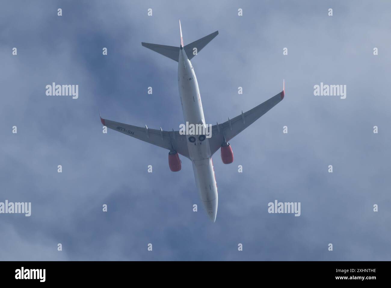 Chiangmai, Thailand - 6. Dezember 2023: HS-LUP Boeing 737-800 der Thai Lionair Airline. Fahren Sie vom Flughafen Chiangmai nach Bangkok. Stockfoto