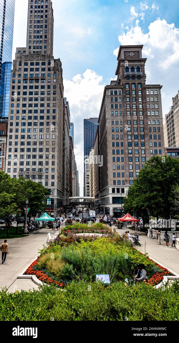 Touristenmassen im Chicagos Millennium Park mit Blick auf die E Madison Street Stockfoto