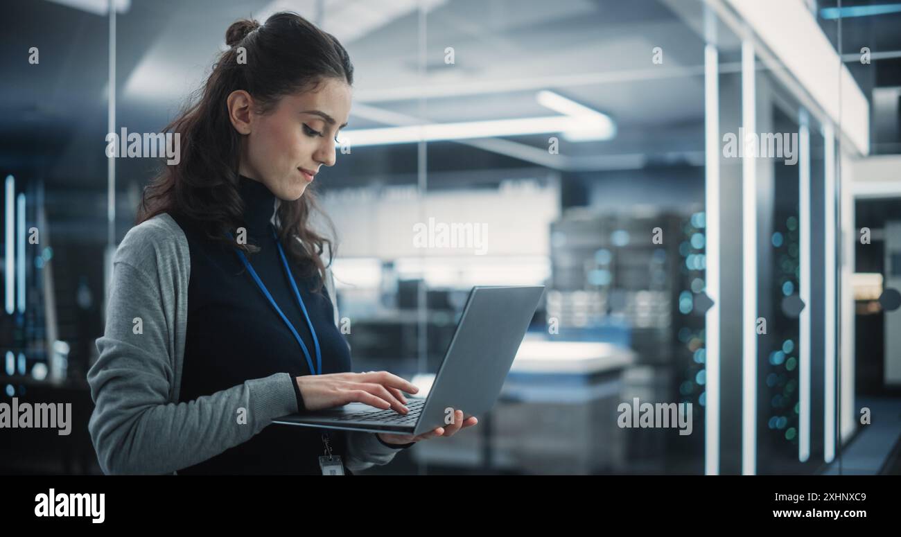 Porträt einer schönen glücklichen Frau, die einen Laptop benutzt, sich im Büro umsieht, denkt und Probleme löst. IT-Spezialist, Software-Engineer oder Entwickler Stockfoto