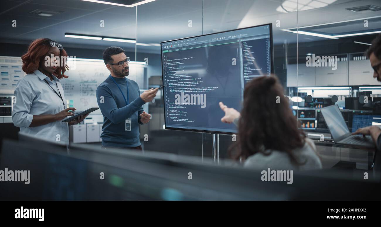 Team aus verschiedenen Software-Entwicklern, die eine Besprechung zur Überprüfung des Kodex durch die Abteilung für Computertechnik durchführen. Vorgesetzte, die eine Präsentation für Projektmanager im Büro durchführen Stockfoto