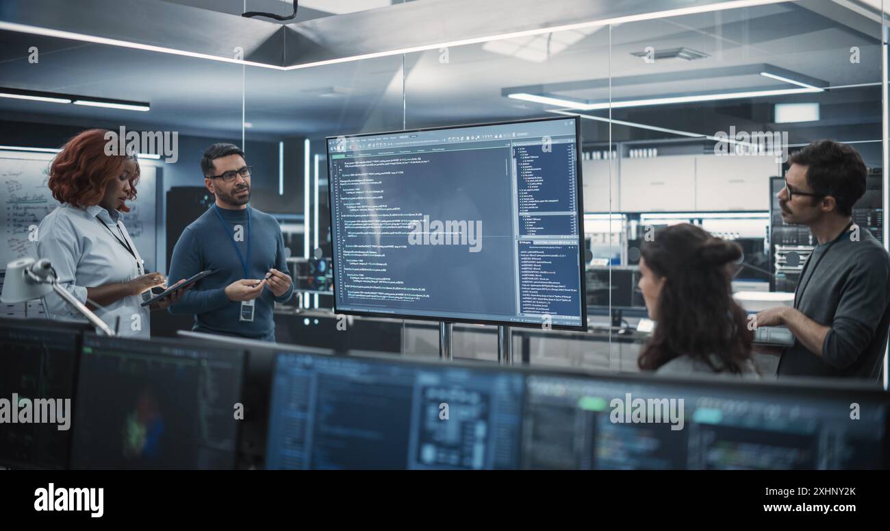 Team aus verschiedenen Software-Entwicklern, die eine Besprechung zur Überprüfung des Kodex durch die Abteilung für Computertechnik durchführen. Vorgesetzte, die eine Präsentation für Projektmanager im Büro durchführen Stockfoto