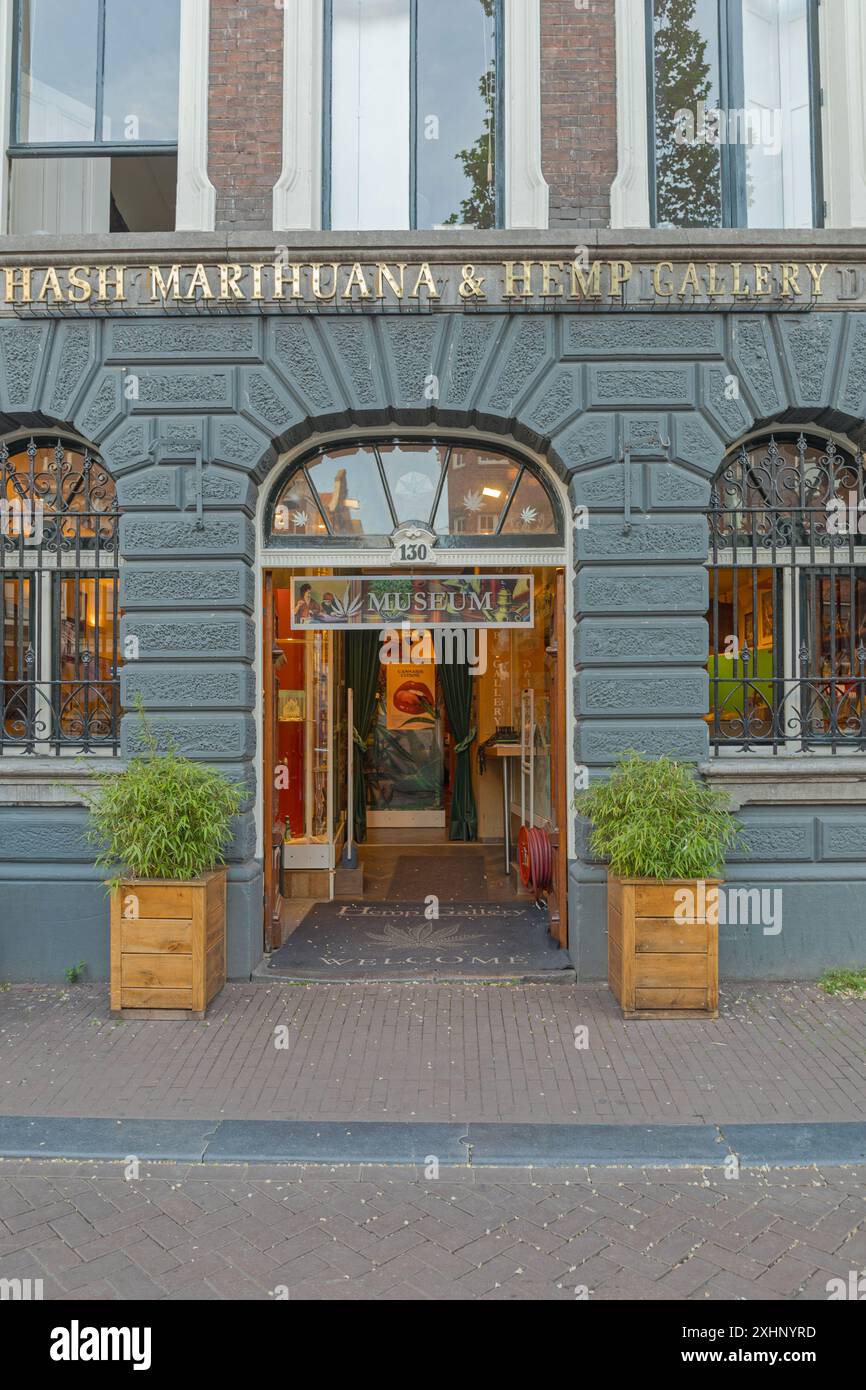 Amsterdam, Niederlande - 15. Mai 2018: Eingang zum Hash Marihuana und Hanf Gallery Museum Building in der Oudezijds Achterburgwal Street. Stockfoto