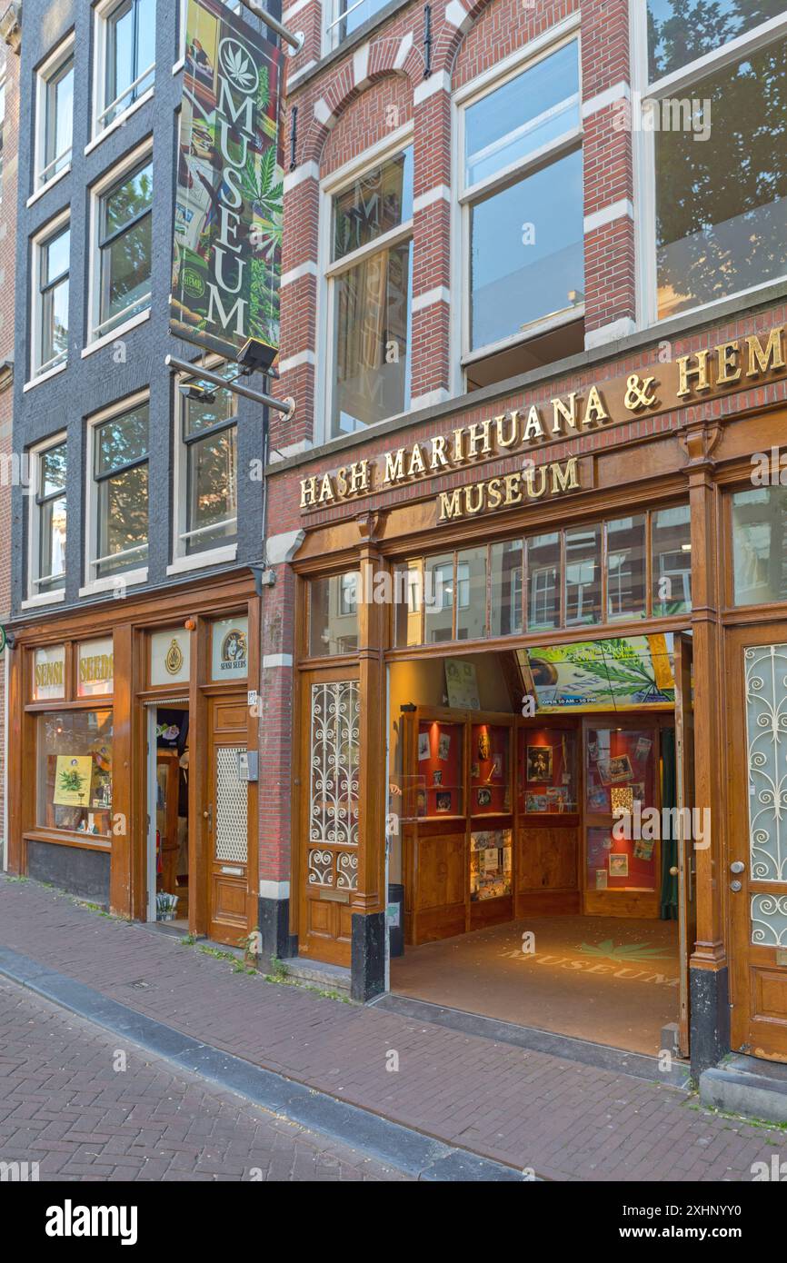 Amsterdam, Niederlande - 15. Mai 2018: Eingang zum Hash Marihuana und Hanf Museum Building in der Oudezijds Achterburgwal Street. Stockfoto