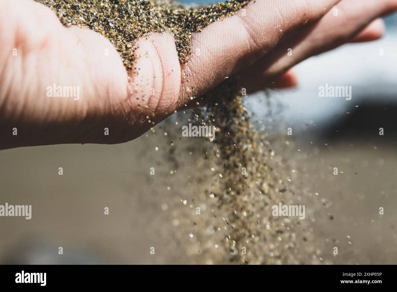 Sandsiebung durch Hand am Green Sands Beach in Hawaii Stockfoto