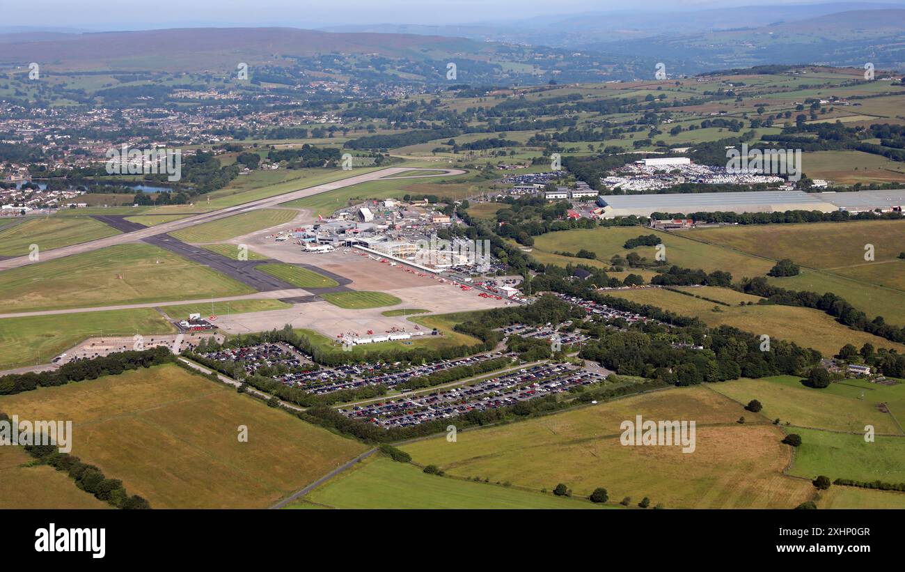 Aus der Vogelperspektive von Osten, westlich des Flughafens Leeds Bradford mit dem Langzeitparkplatz in der Vorgeschichte Stockfoto