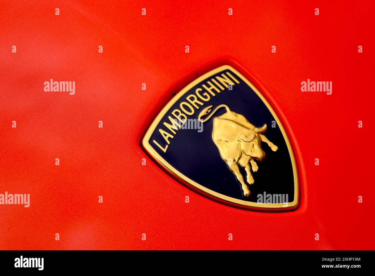 Das berühmte Lamborghini-Sportwagen-Branding, inspiriert von spanischen Kampfbullen, dargestellt auf einem Revuelto Electric und V12-Supersportwagen-Nasenschild. Stockfoto