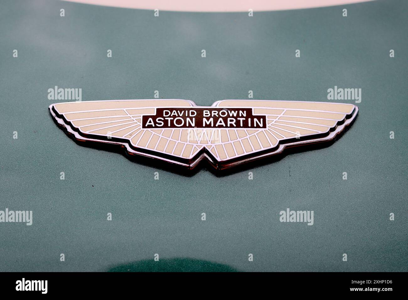 Legendäres Logo aus lackiertem David Brown Aston Martin auf einem grünen Sportwagen von Le Mans in Metallic-Optik. Stockfoto