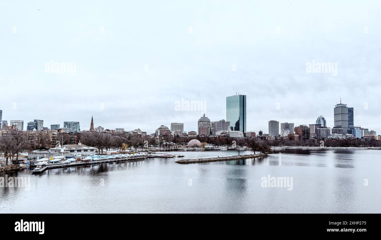 Die Skyline von Boston an einem kalten Wintertag auf der anderen Seite des Charles River. Stockfoto