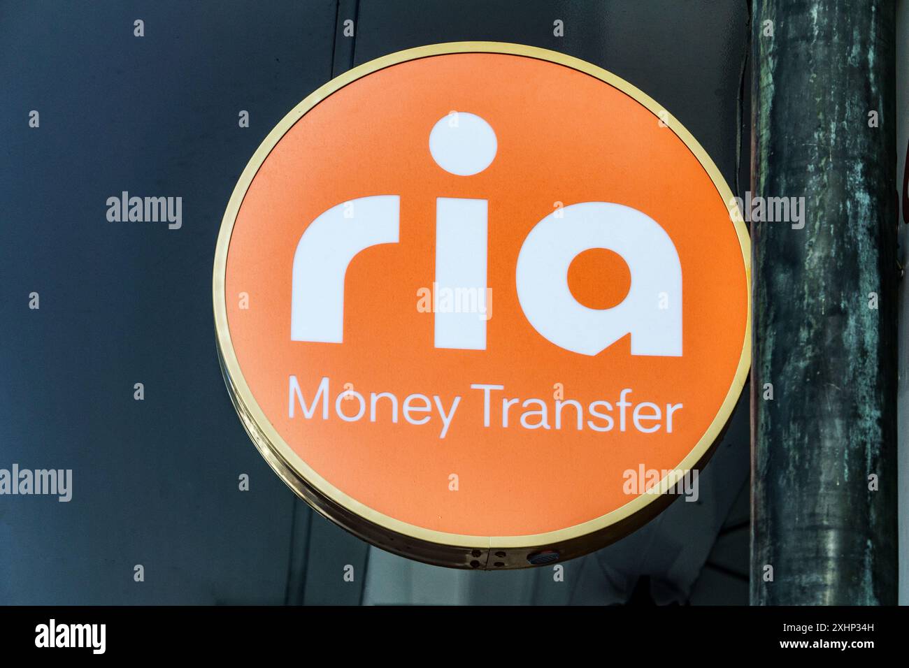 WETZLAR, HESSEN, DEUTSCHLAND - RIA Money Transfer weltweit mit 507.000 Standorten in 160 Ländern. Stockfoto