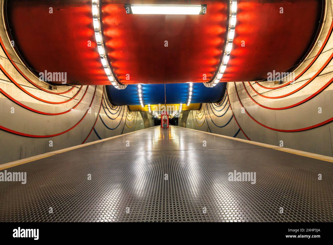 U-Bahn-Station Rochusplatz, Köln, Deutschland. An der Decke überqueren drei große farbige Kanalrohre vom Hauptwassersammler den Bahnhof. ***BEARBEITEN Stockfoto