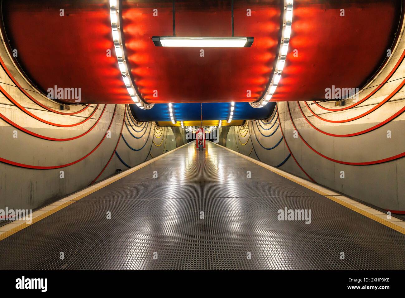 U-Bahn-Station Rochusplatz, Köln, Deutschland. An der Decke überqueren drei große farbige Kanalrohre vom Hauptwassersammler den Bahnhof. ***BEARBEITEN Stockfoto