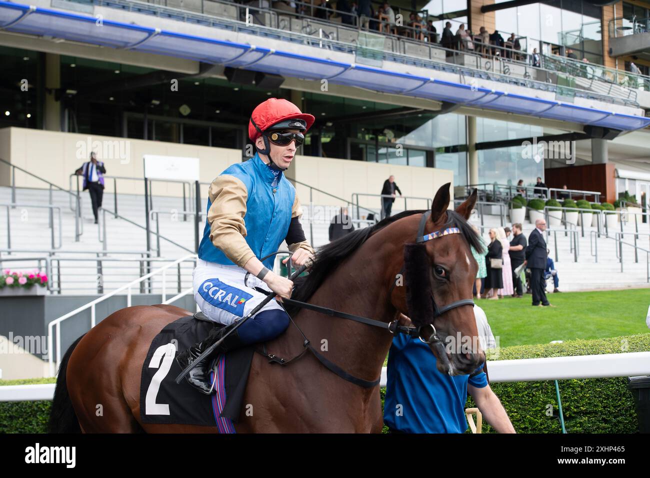 Ascot, Berkshire, Großbritannien. Juli 2024. Pferd Beshtani, geritten von Jockey David Probert, geht auf die Rennbahn, um beim Summer Mile Family Raceday in Berkshire in den Anne Cowley Memorial Summer Miles Stakes auf der Ascot Racecourse in Berkshire zu Rennen. Besitzer Wathnan Racing, Trainer H A Al Jenhani, Katar, Züchter S A Aga Khan, Sponsor Wathnan Racing. Kredit: Maureen McLean/Alamy Stockfoto