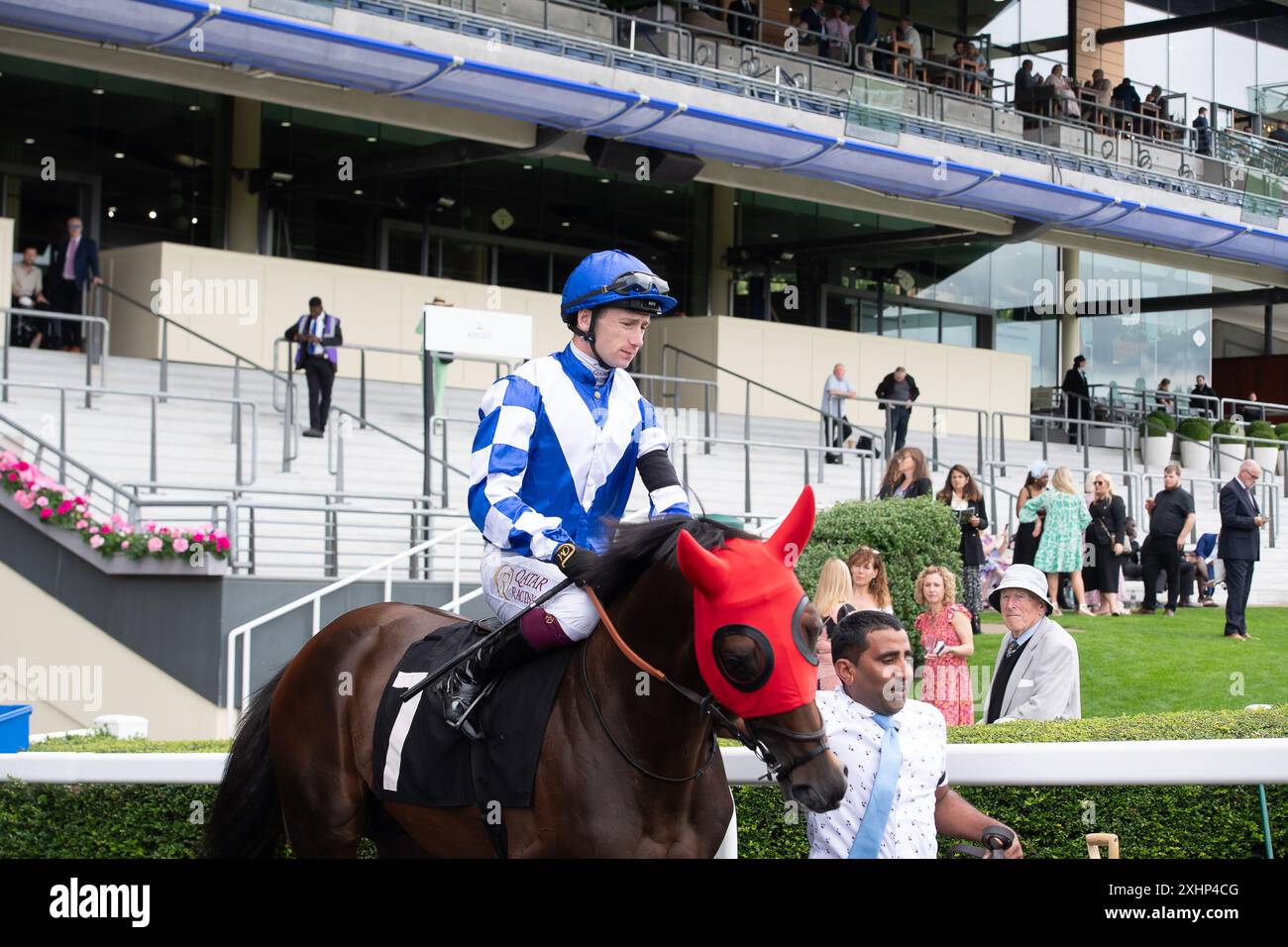 Ascot, Berkshire, Großbritannien. Juli 2024. Horse Royal Dubai, geritten von Jockey Oisin Murphy, geht auf die Rennbahn, um beim Summer Mile Family Raceday in Berkshire in den Anne Cowley Memorial Summer Miles Stakes auf der Ascot Racecourse in Berkshire zu Rennen. Besitzer Saeed Sultan Al Rahoomi, Trainer Marco Botti, Newmarket, Züchter Agricola GEM SRL & Agricola La Pluma, Sponsor Marco Botti Ltd Kredit: Maureen McLean/Alamy Stockfoto