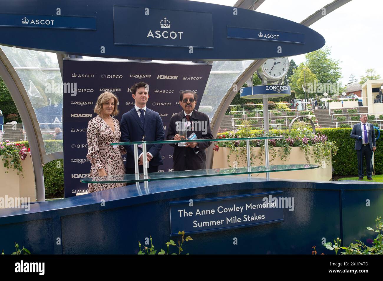 Ascot, Berkshire, Großbritannien. Juli 2024. Die Präsentation Der Gewinner. Pferd Quddwah, geritten von Jockey Callum Shepherd, gewinnt beim Summer Mile Family Raceday die Anne Cowley Memorial Summer Miles Stakes auf der Ascot Racecourse in Berkshire. Besitzer Scheich Ahmed Al Maktoum, Trainer Simon & Ed Crisford, Newmarket, Züchter Godolphin. Kredit: Maureen McLean/Alamy Stockfoto