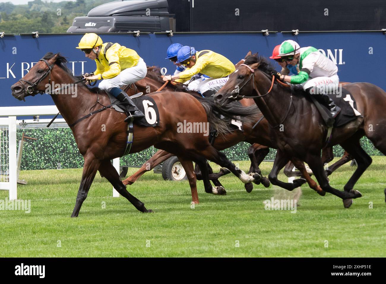 Ascot, Berkshire, Großbritannien. Juli 2024. Pferd Quddwah (Nr. 6), geritten von Jockey Callum Shepherd, gewinnt beim Summer Mile Family Raceday die Anne Cowley Memorial Summer Miles Stakes auf der Ascot Racecourse in Berkshire. Besitzer Scheich Ahmed Al Maktoum, Trainer Simon & Ed Crisford, Newmarket, Züchter Godolphin. Kredit: Maureen McLean/Alamy Stockfoto