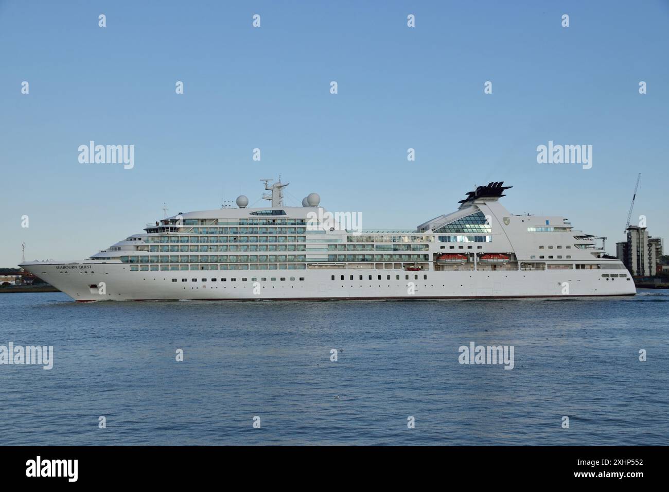 Das Kreuzfahrtschiff Seabourn Quest fährt nach einem Besuch in London die Themse hinunter, um eine transatlantische Reise nach New York zu beginnen Stockfoto