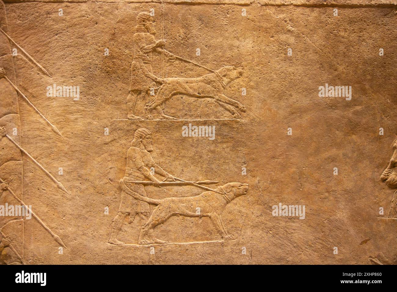 Wächter mit Mastiffs am Rande der Löwenjagd. Teil der Löwenjagd von Ashurbanipal. British Museum, London, England. Stockfoto