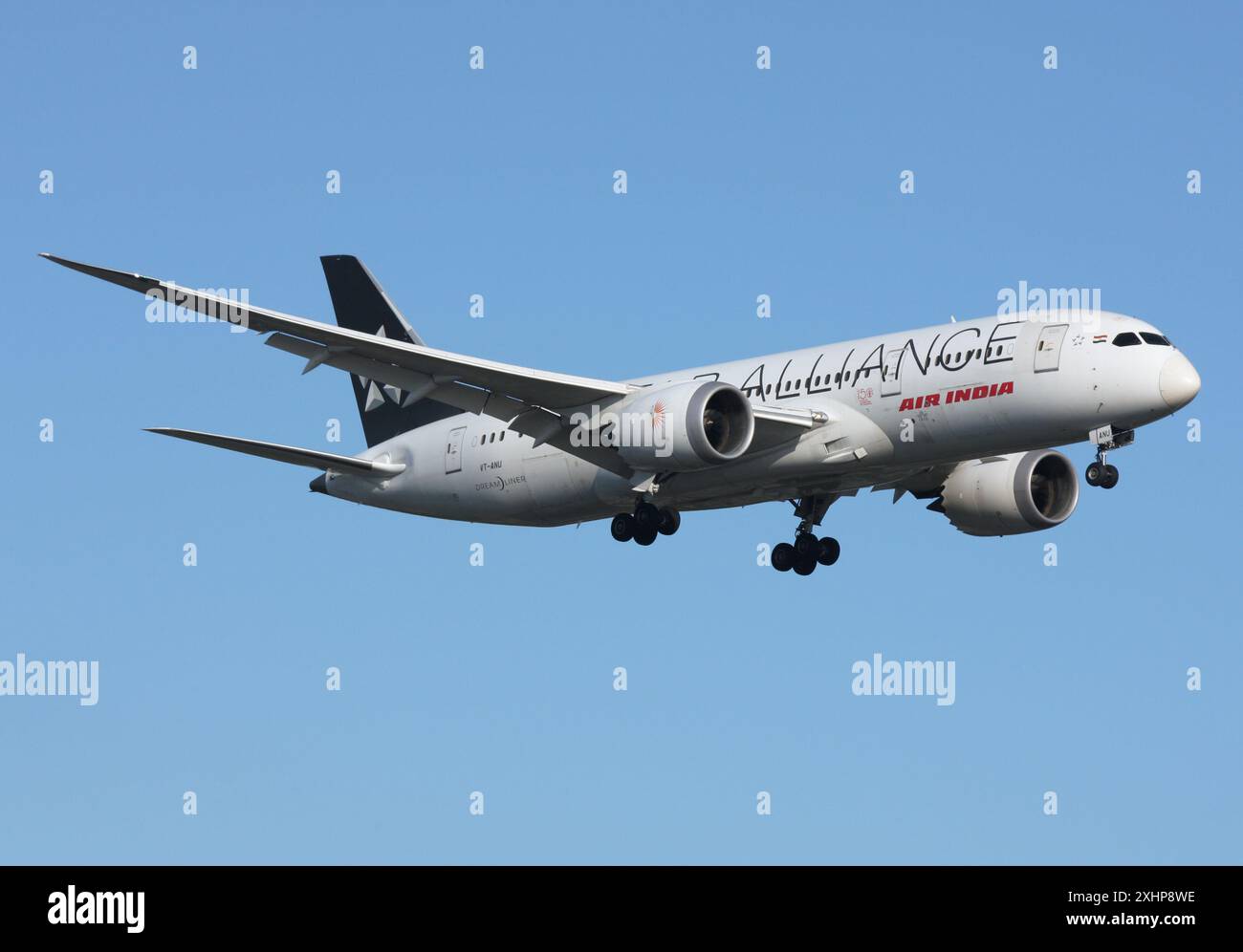 Ein Boeing 787-8 Dreamliner von Air India in Star Alliance-Lackierung nähert sich dem Flughafen London Gatwick Stockfoto