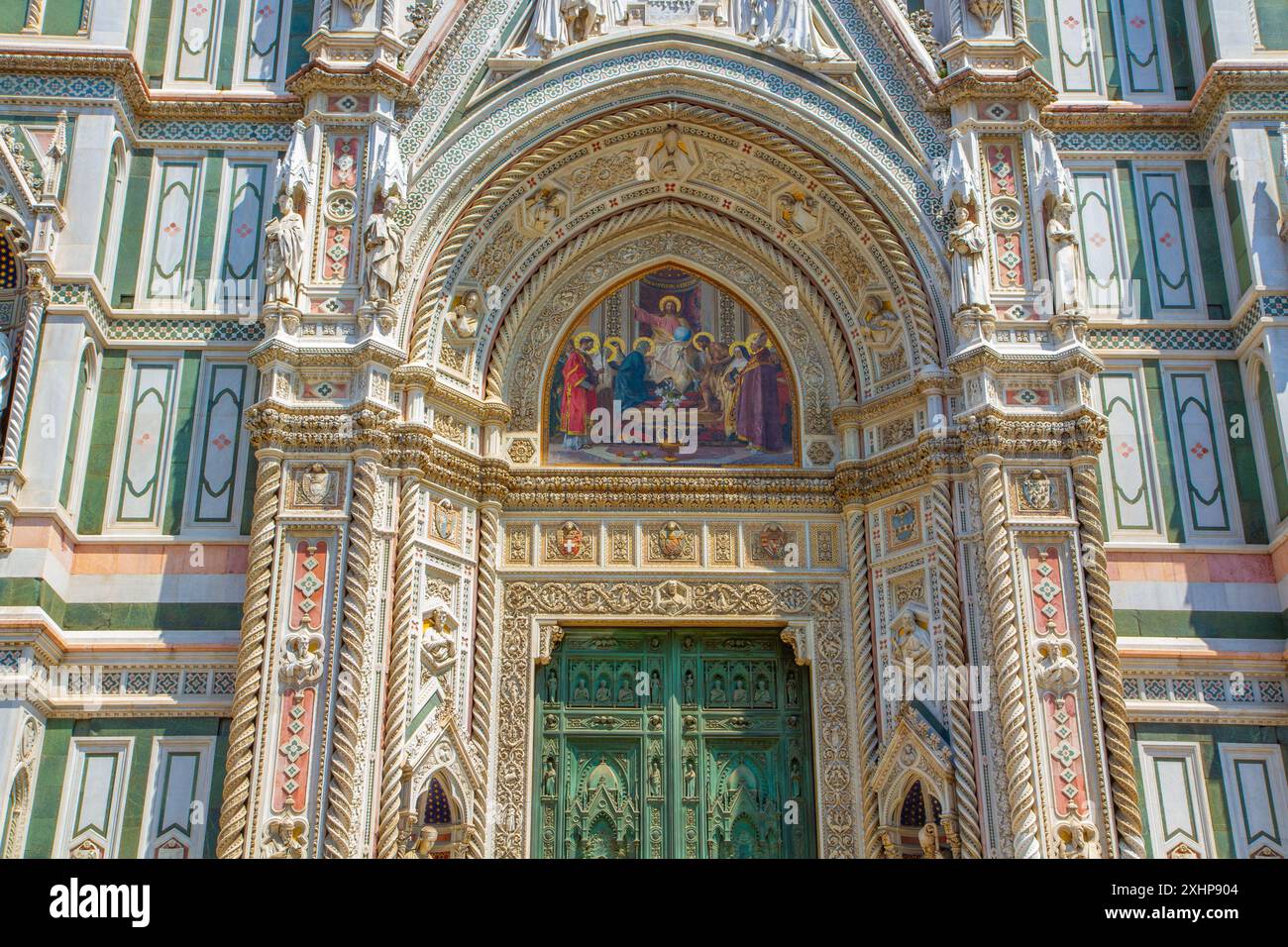 Ein Mosaik in einer Lünette eines Vorderportals der Kathedrale von Florenz - Christus thront mit Maria und Johannes dem Täufer. Florenz, Italien. Stockfoto