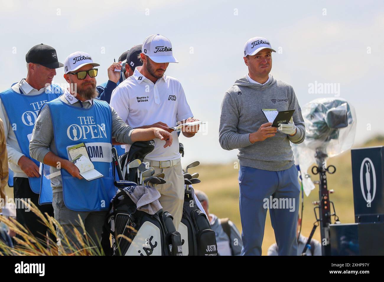 Troon, Großbritannien. Juli 2024. Tiger Woods, Justin Thomas und Max Homa, drei amerikanische Profi-Golfspieler, üben gemeinsam im Royal Troon Golf Club, Troon, Ayrshire, Schottland, Großbritannien, vor dem Beginn der 152. Open Championships. Quelle: Findlay/Alamy Live News Stockfoto