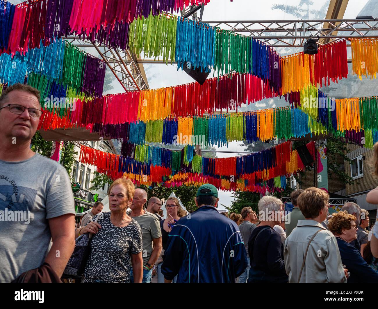 Einige Straßen sind sehr dekoriert mit bunten Dekorationen. Das Vierdaagsefeesten ist die größte frei zugängliche Veranstaltung in den Niederlanden und die viertgrößte Veranstaltung in Europa. Diese Veranstaltung findet gleichzeitig mit den International Four Days Marches statt, dem weltweit größten mehrtägigen Wandertag. Jedes Jahr präsentiert diese Veranstaltung ein vielseitiges Programm mit mehr als 1000 Acts auf mehr als 45 Bühnen, die alle kostenlos sind und die Menschen zu mehr als 1,5 Millionen Besuchen in der Innenstadt von Nijmegen in den Niederlanden anlocken. (Foto: Ana Fernandez/SOPA Images/SIPA USA) Stockfoto