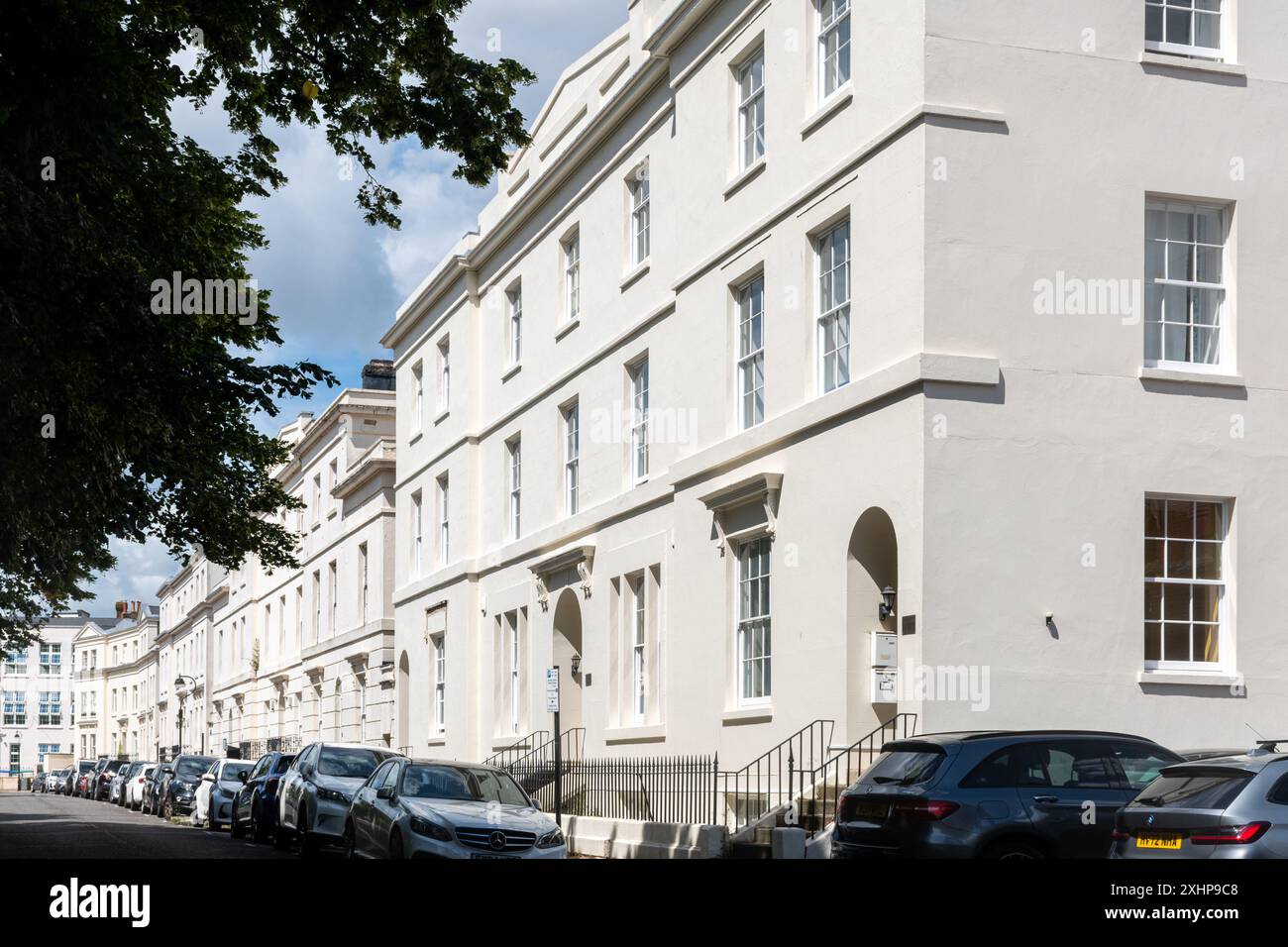 Blick auf Häuser im Rockstone Place, einem Halbmond in Southampton, Hampshire, England, Großbritannien, mit weißen Häusern oder Immobilien im Regency-Stil Stockfoto