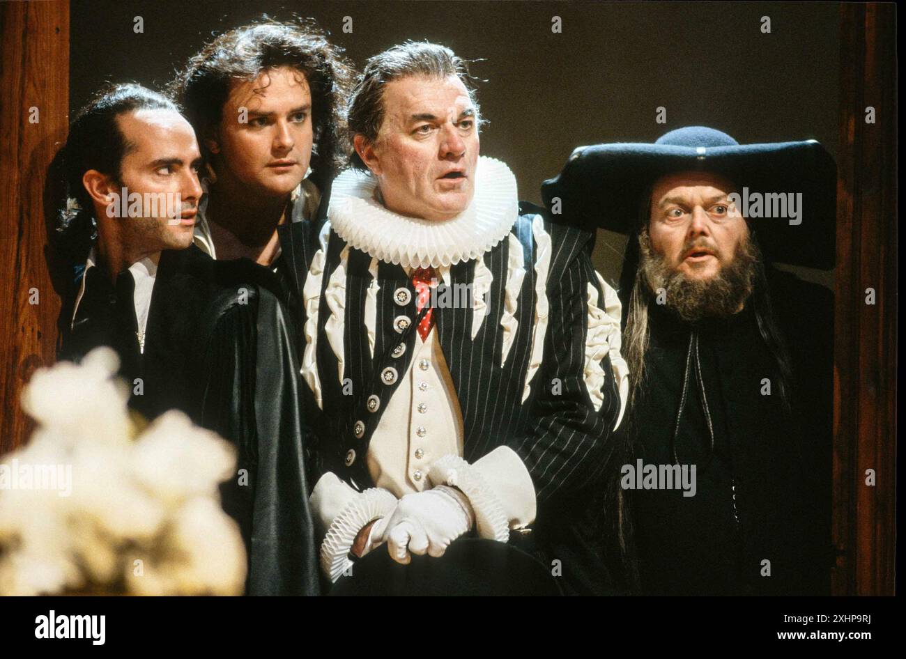 l-r: Barry Lynch (Surly), Richard Bonneville (Kastril), Philip Voss (Sir Epicure), Bill Wallis (Tribulation) in der ALCHEMIST von Ben Jonson bei der Royal Shakespeare Company (RSC), Swan Theatre, Stratford-upon-Avon, England 27/08/1991 Design: Anthony Ward Director: Sam Mendes Stockfoto