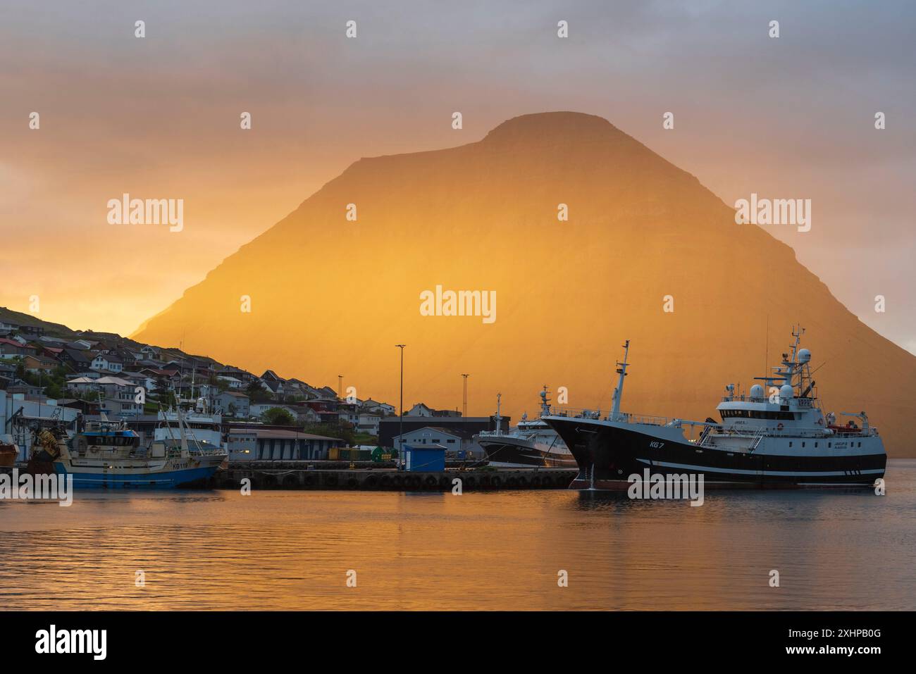 Dänemark, Färöer, Bordoy Island, Klaksvik, Hafen mit Kunoy Island im Hintergrund Stockfoto
