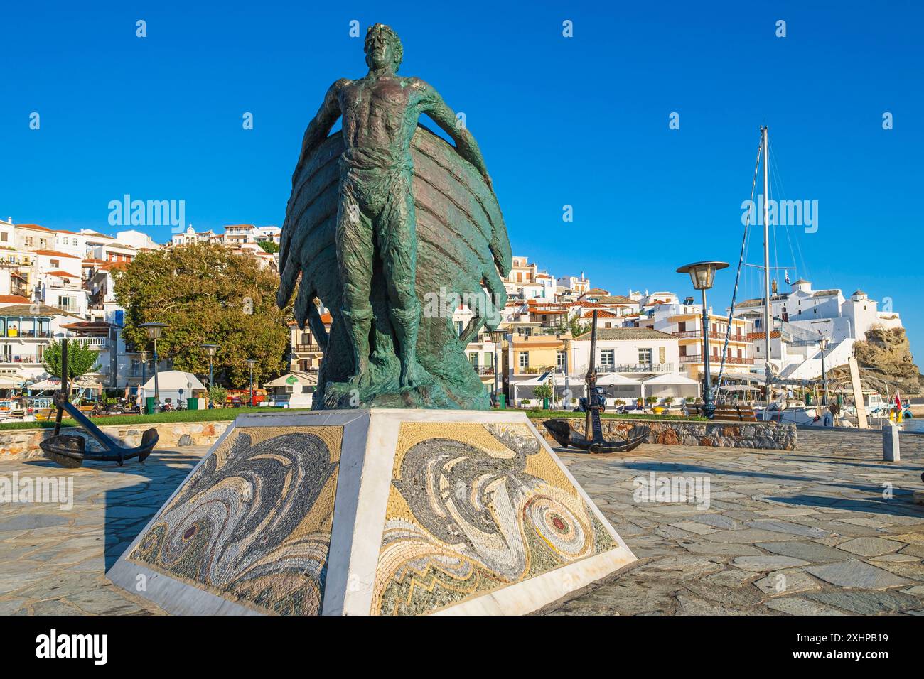 Griechenland, die Inselgruppe der Sporaden, die Insel Skopelos, Chora, die Hauptstadt der Insel, Denkmal des unbekannten Seemanns im Hafen Stockfoto