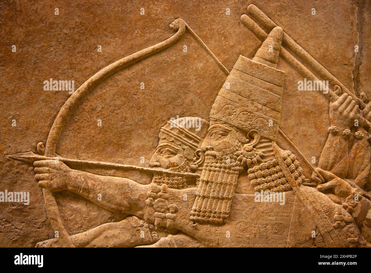 Nahaufnahme von König Ashurbanipal, der einen Pfeil auf Löwen schießt. Löwenjagd von Ashurbanipal. British Museum, London, England. Stockfoto
